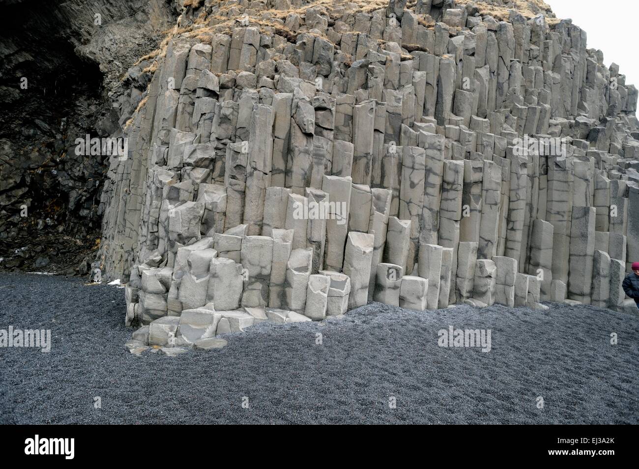 Vulkanische Basaltsäulen auf Island beach Stockfoto