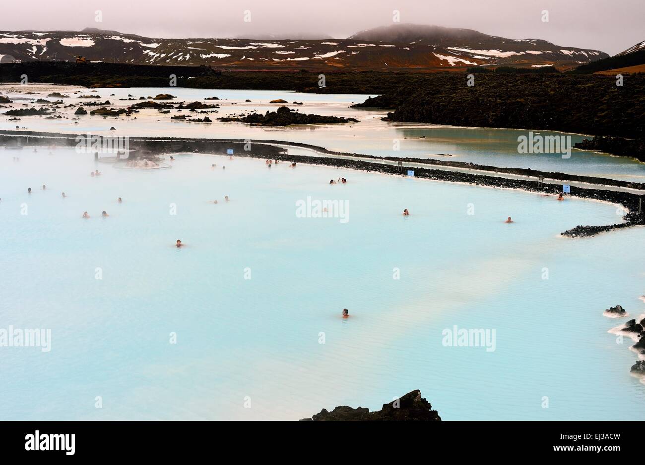 Menschen, die ein Thermalbad an der Blue Lagoon Island im Winter genießen Stockfoto