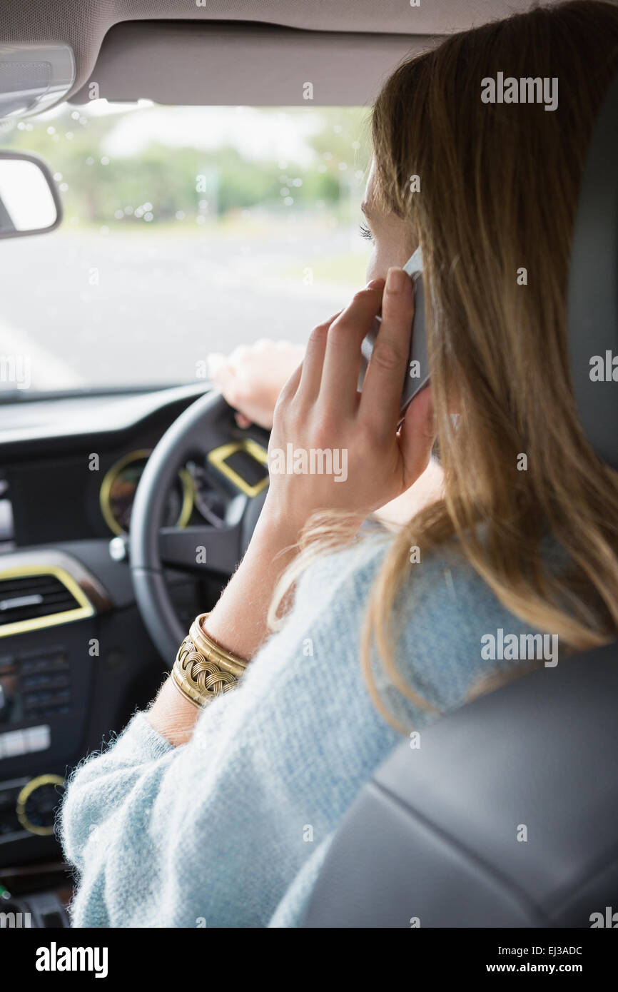 Junge Frau am Telefon Stockfoto