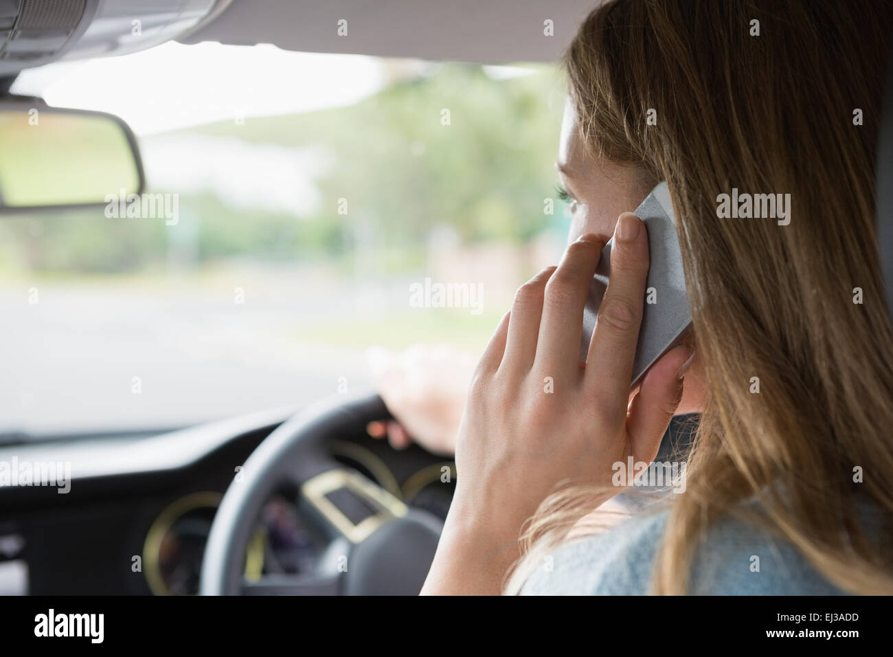 Junge Frau am Telefon Stockfoto