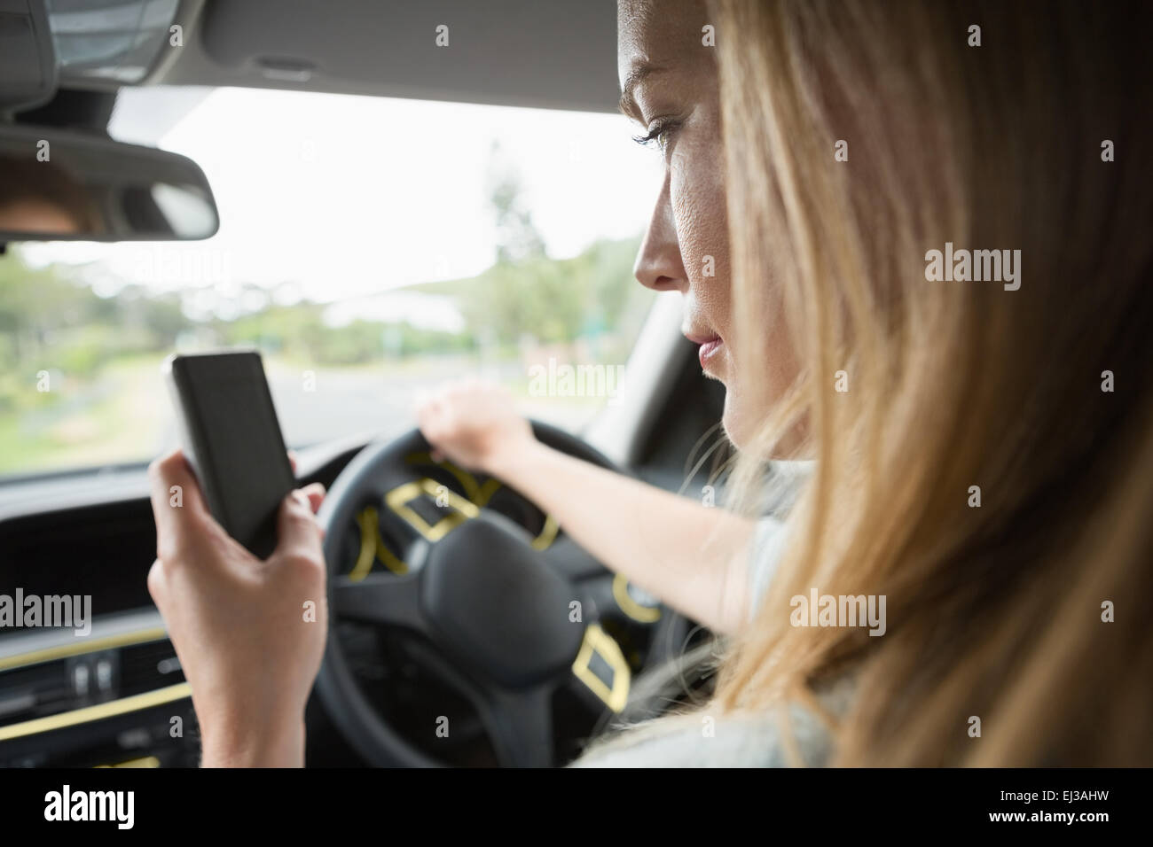 Junge Frau mit dem Telefon Stockfoto