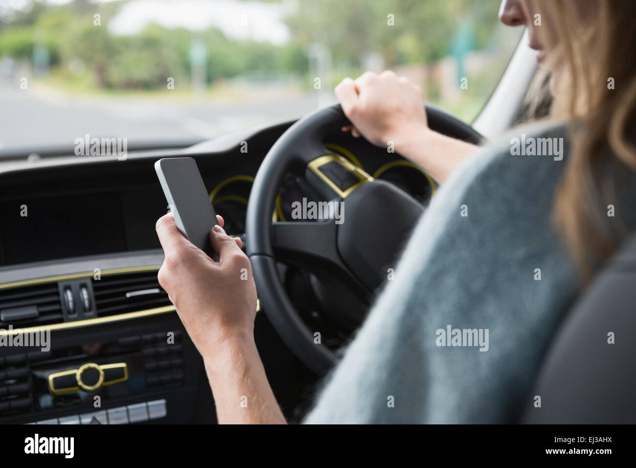 Junge Frau mit dem Telefon Stockfoto