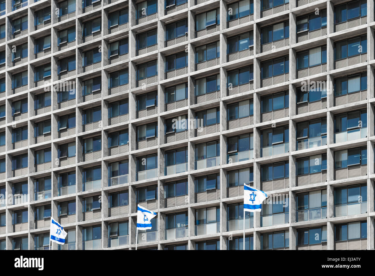 Israel, Tel Aviv-Yafo, israelische Fahnen vor dem Rathaus Stockfoto