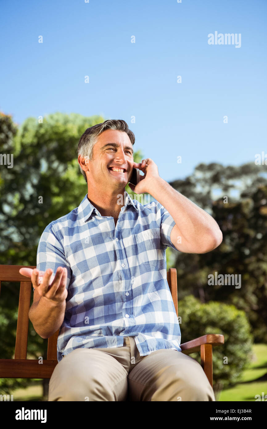 Legerer Mann am Telefon Stockfoto
