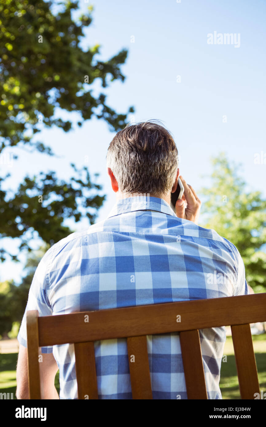 Legerer Mann am Telefon Stockfoto