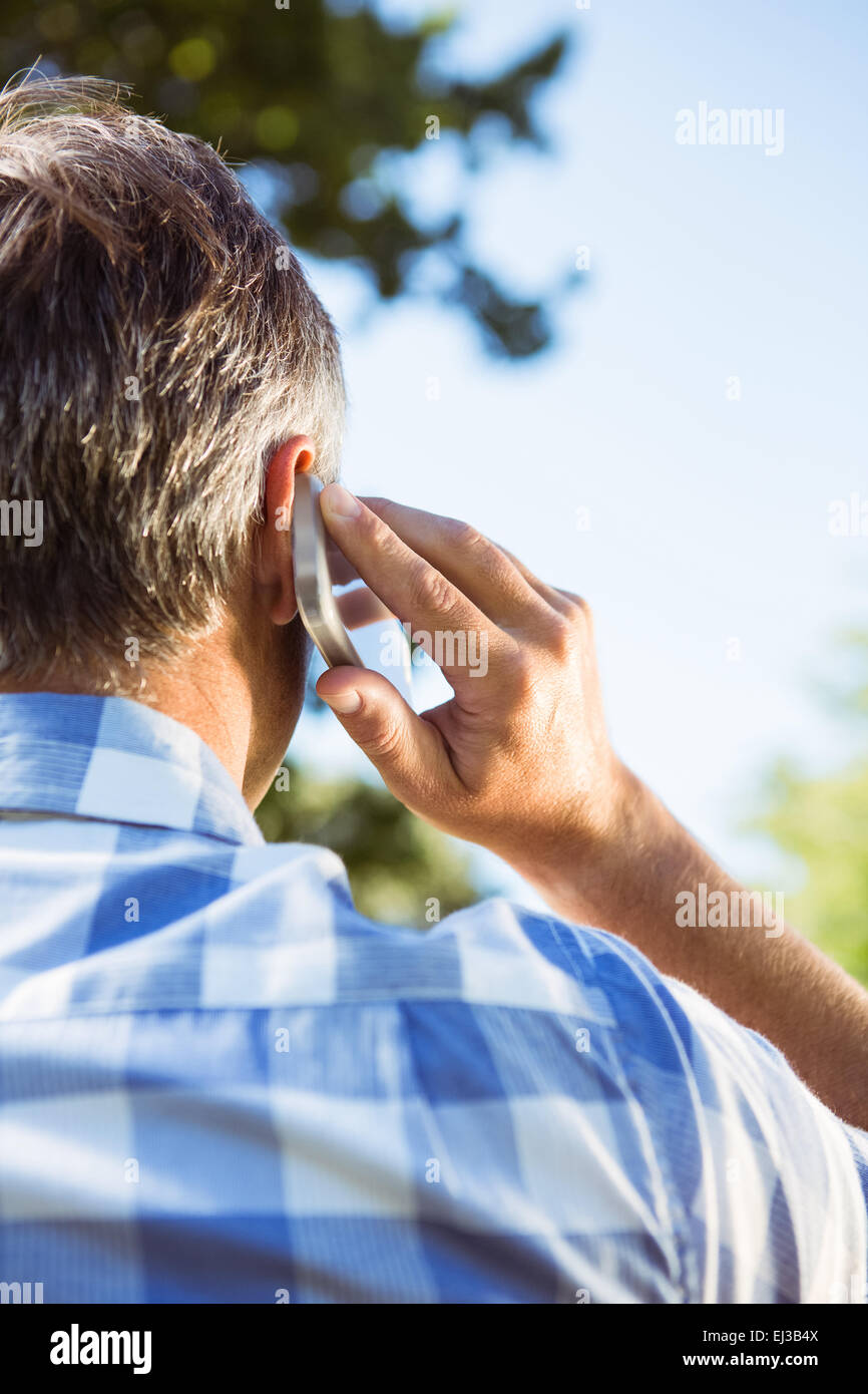 Legerer Mann am Telefon Stockfoto