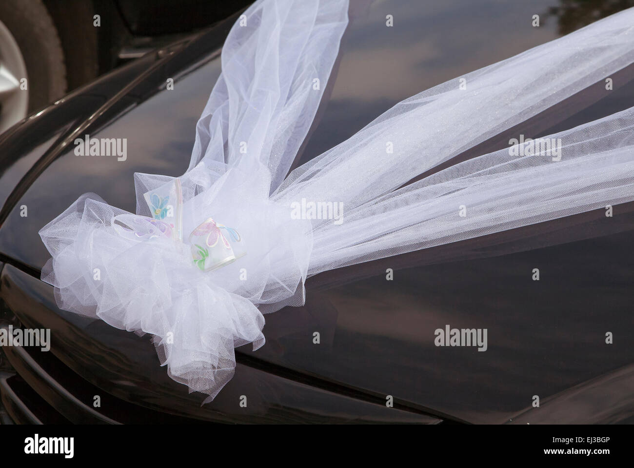 Hochzeits-Auto Mit Band-Dekoration Stockfoto - Bild von rosa