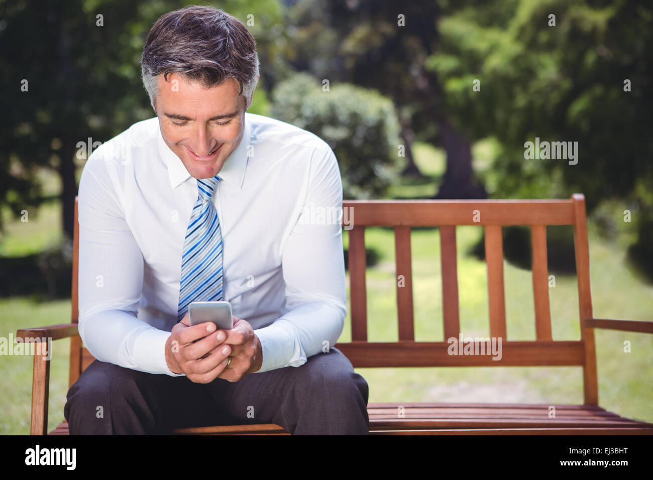 Geschäftsmann mit seinem Handy im park Stockfoto