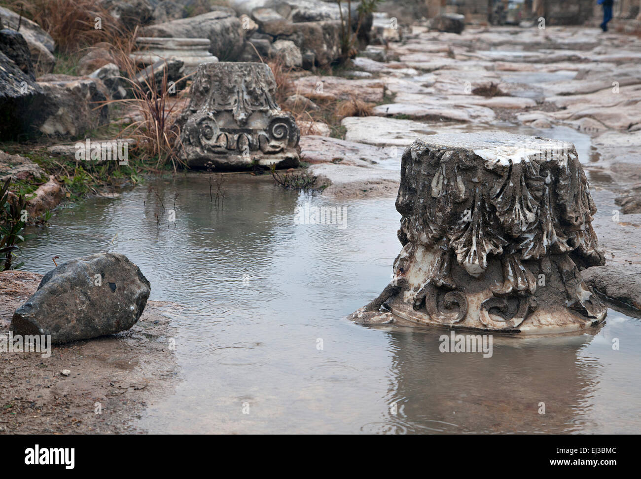 Ruinen antiker Spalte an einem regnerischen Tag Stockfoto