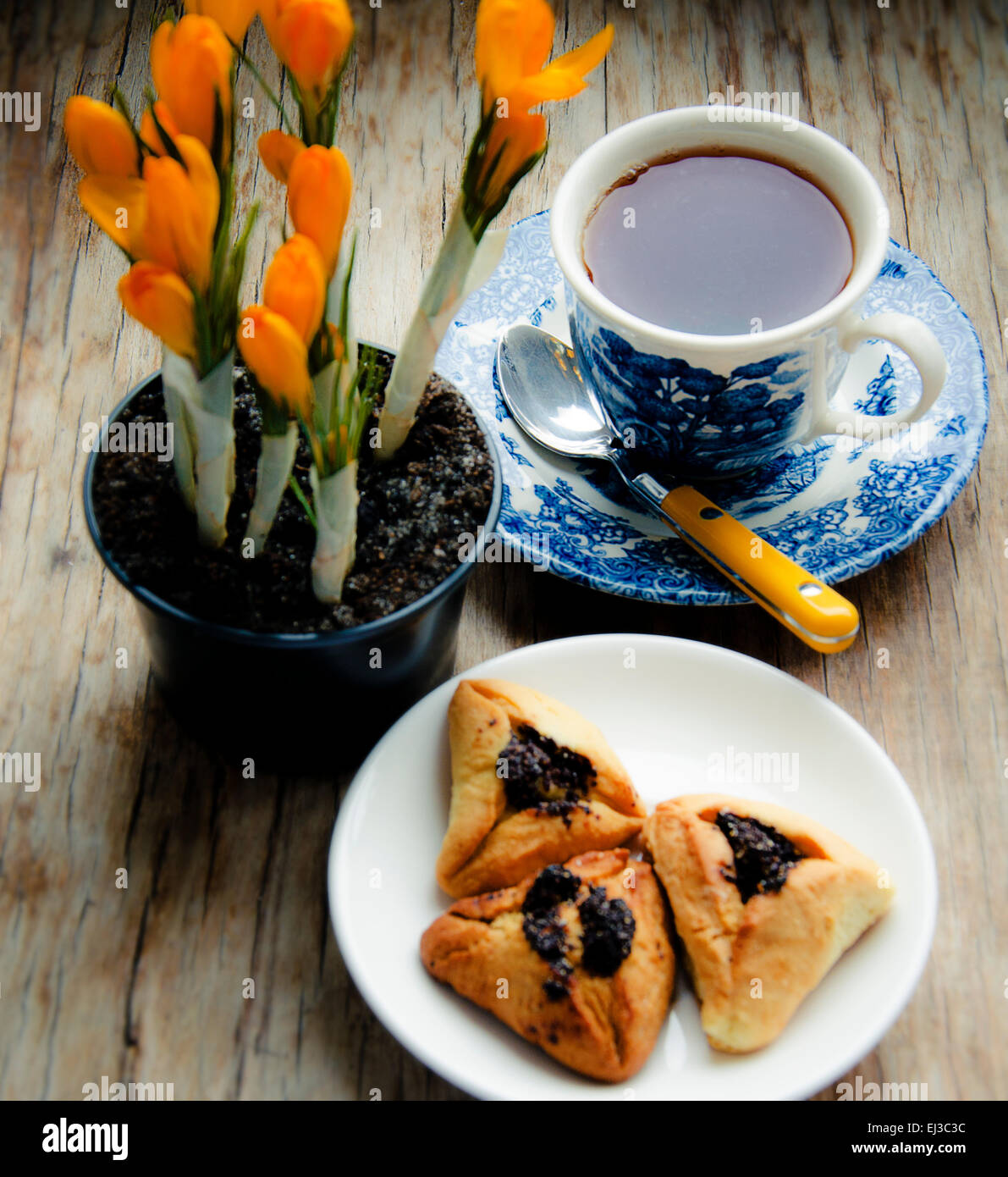 Purim-Frühstück mit Gebäck und Tee Stockfoto