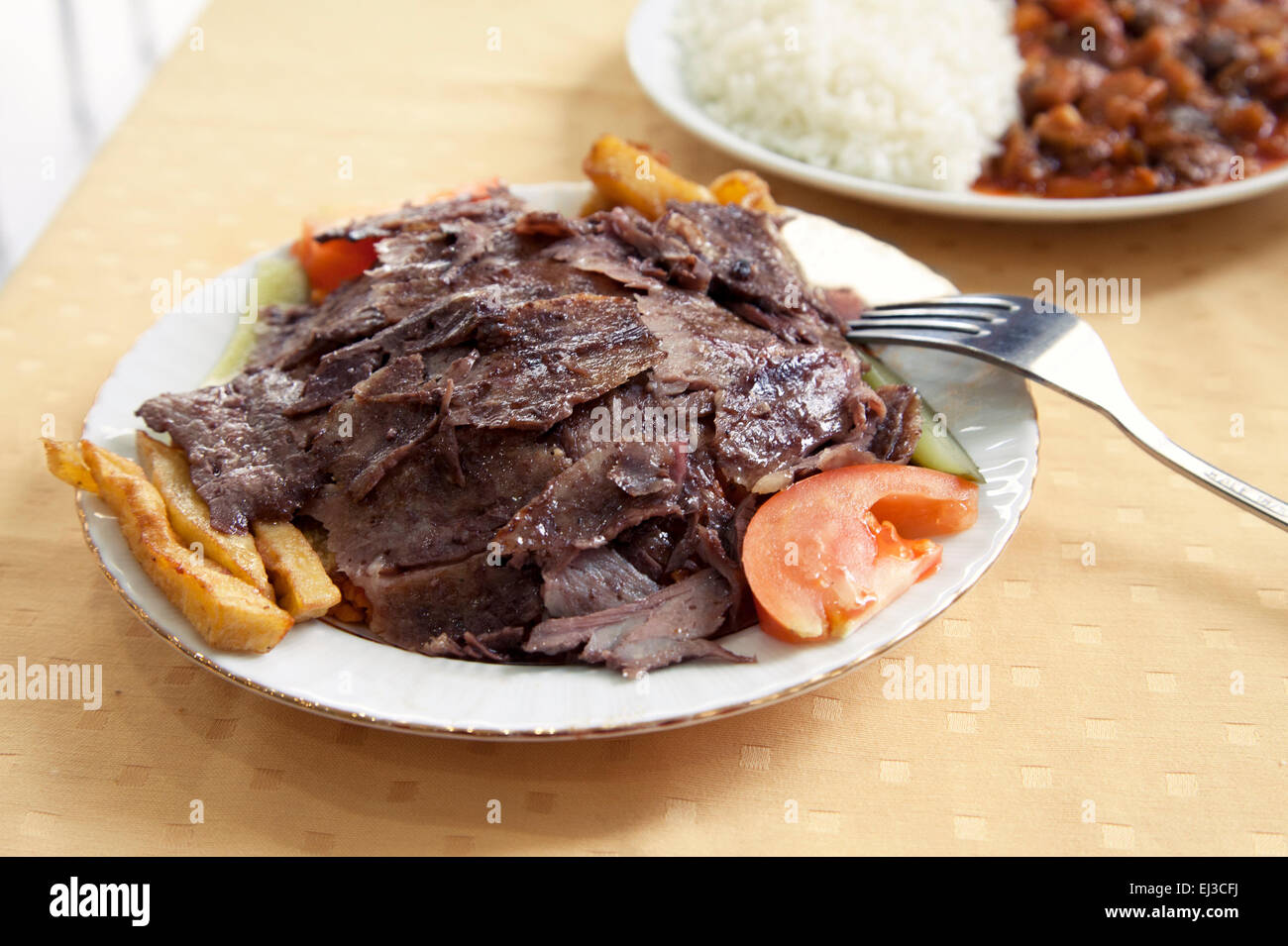 Döner auf eine Palte in einem türkischen café Stockfoto