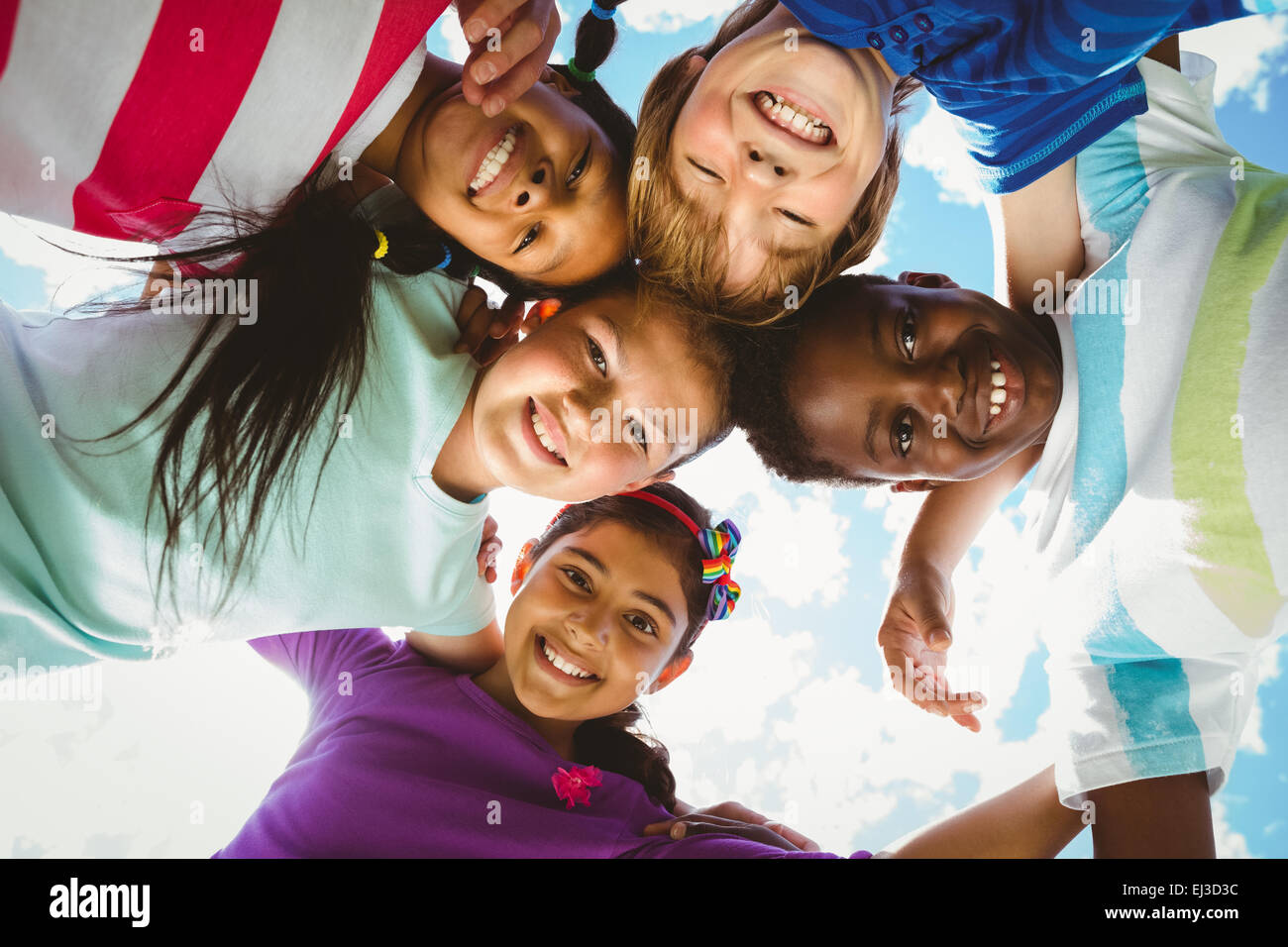 Porträt von glücklichen Kindern bilden huddle Stockfoto