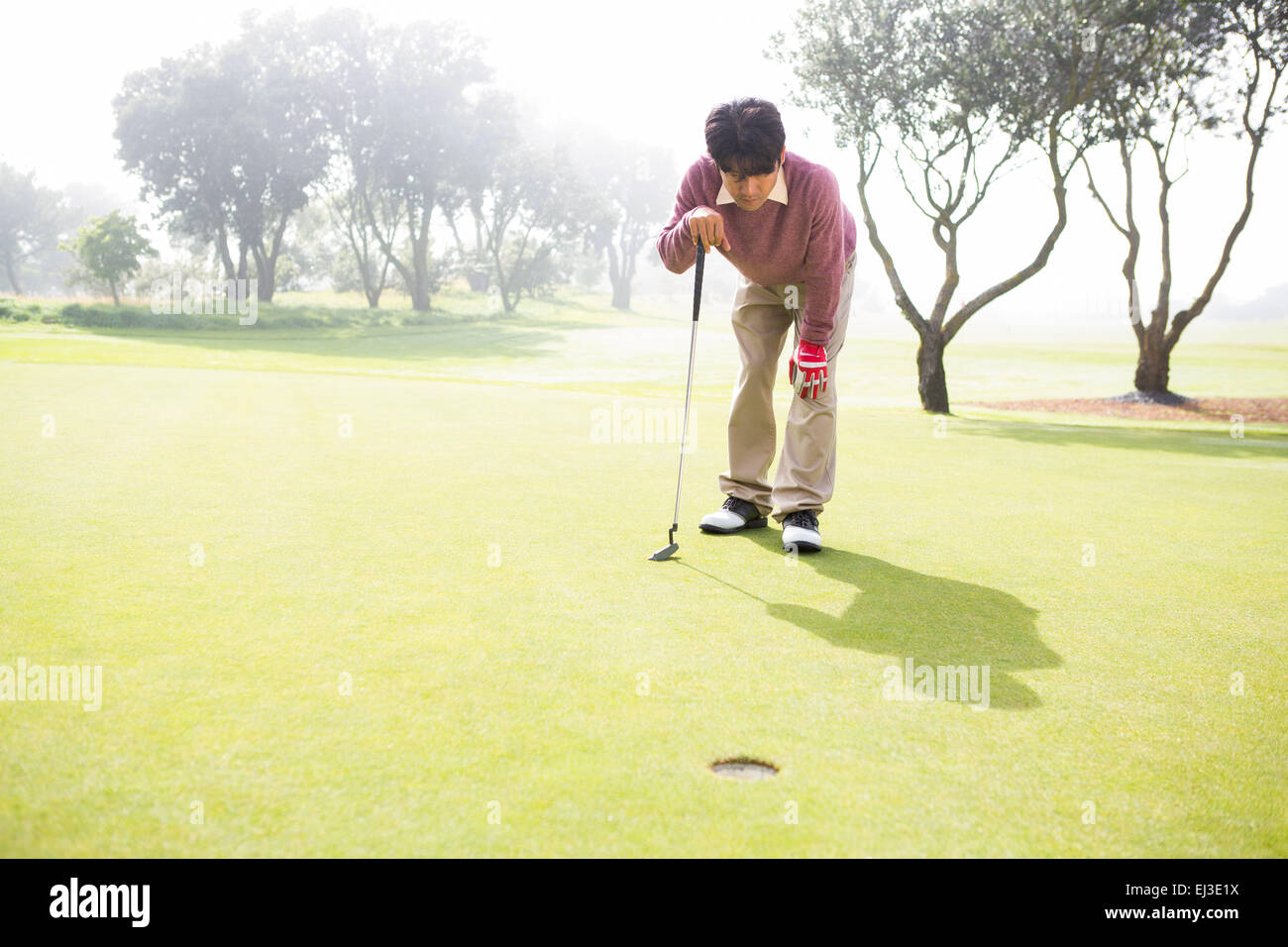 Blick auf das Loch Golfer Stockfoto