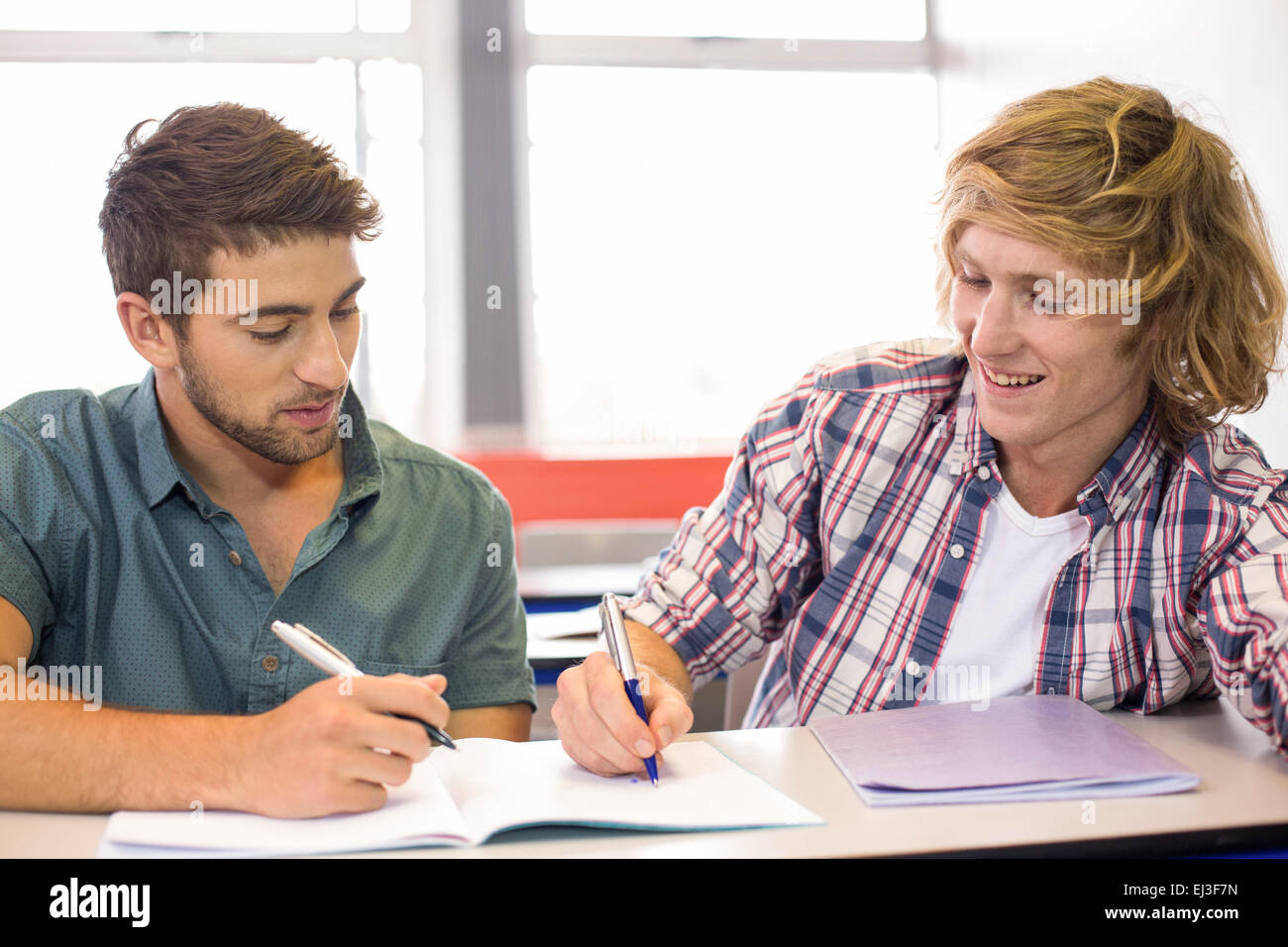 College-Studenten im Klassenzimmer sitzen Stockfoto