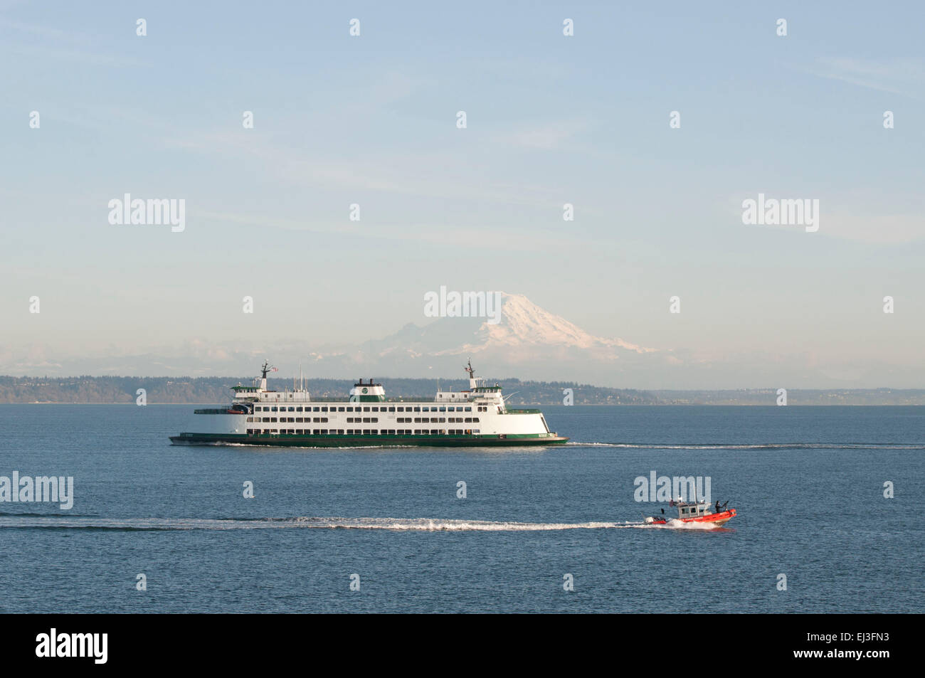 Mount Rainier und Washington State Ferry und Küstenwache am Puget Sound. Stockfoto