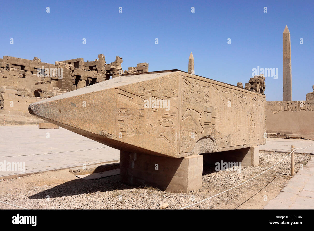 Gefallene Obelisk der Hatschepsut Karnak Tempel, Luxor, Ägypten Stockfoto