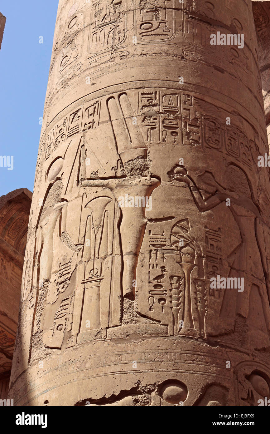 Min geschnitzt der ägyptische Gott der Fruchtbarkeit auf eine Spalte im Karnak Tempel, Luxor, Ägypten Stockfoto