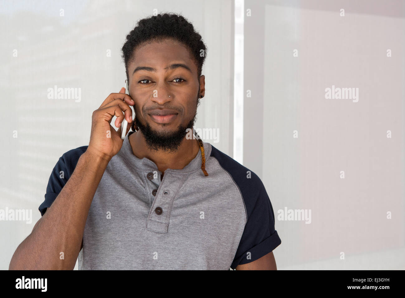 Lässige Jüngling mit Handy Stockfoto