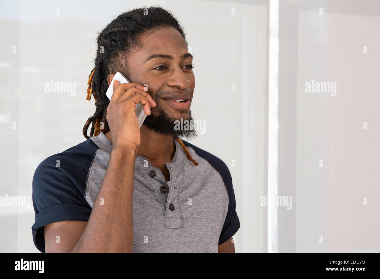 Lässige Jüngling mit Handy Stockfoto