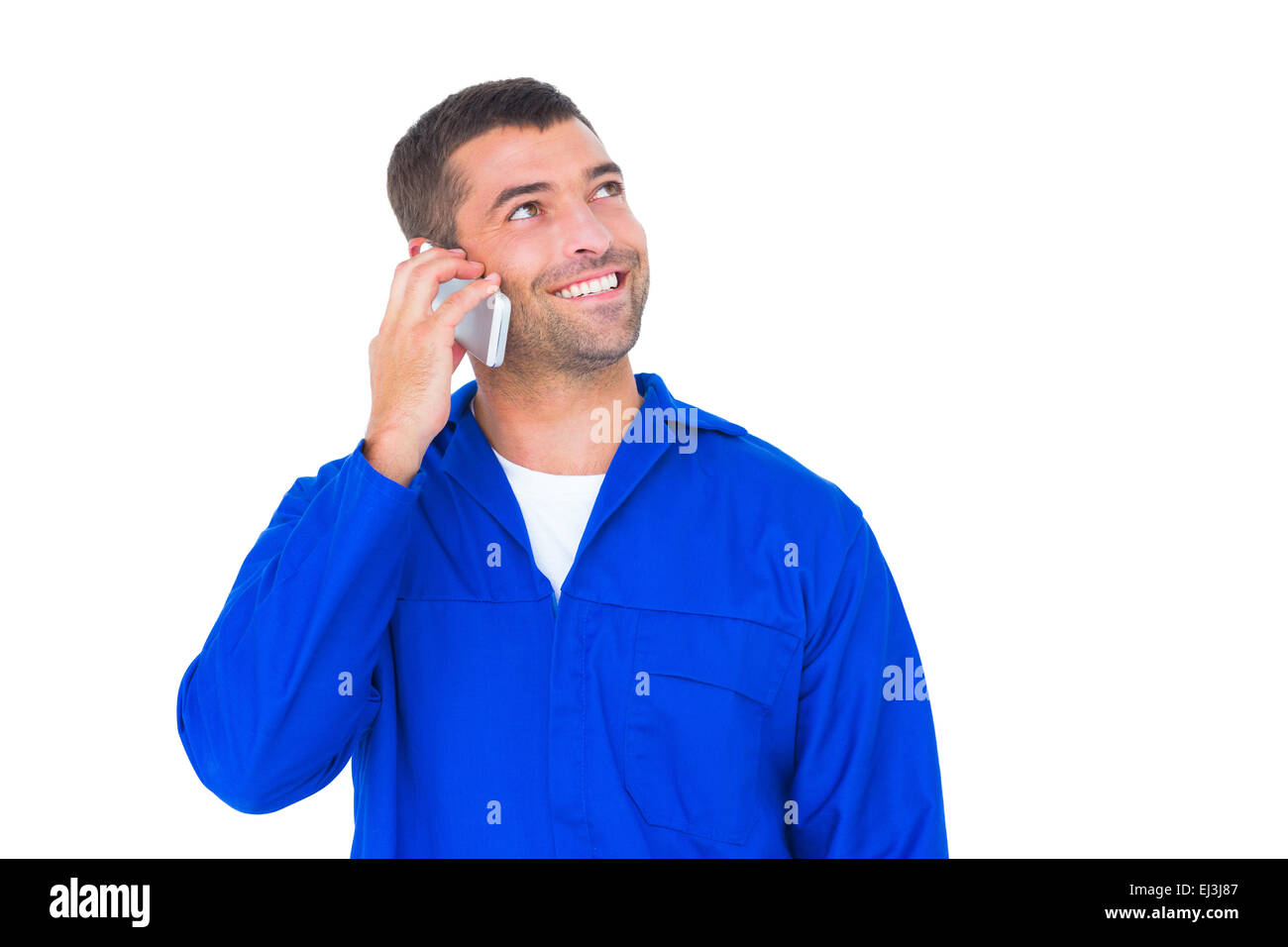 Mechaniker, die während des Gesprächs auf dem Handy nachschlagen Stockfoto