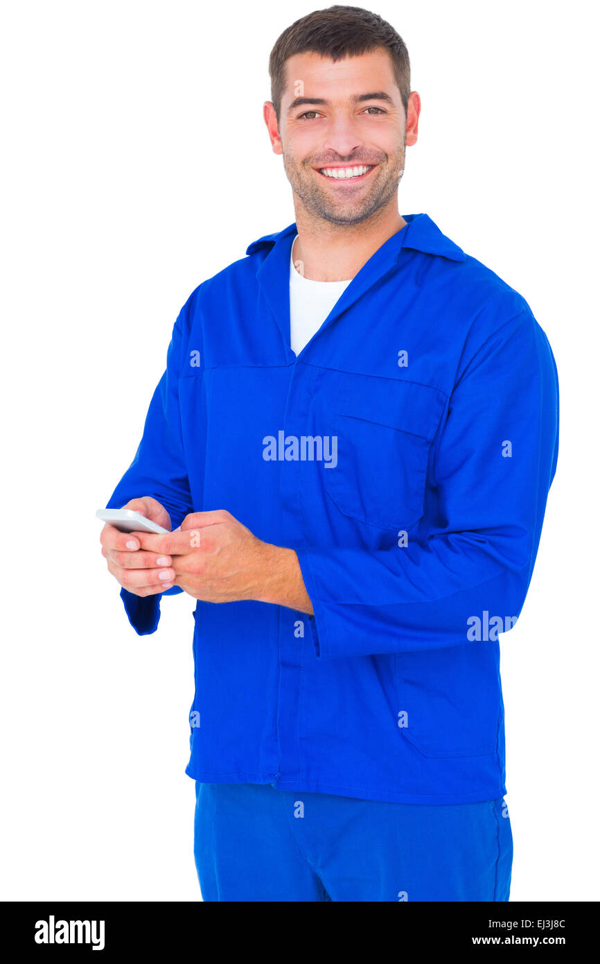 Porträt von glücklichen männlichen Mechaniker mit Handy Stockfoto