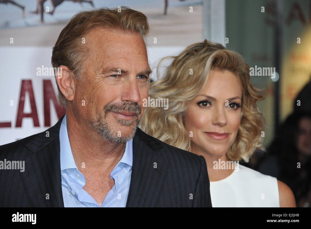 LOS ANGELES, CA - 9. Februar 2015: Kevin Costner & Frau Christine Baumgartner die Welt premiere seines Films "McFarland USA" am El Capitan Theatre in Hollywood. Stockfoto