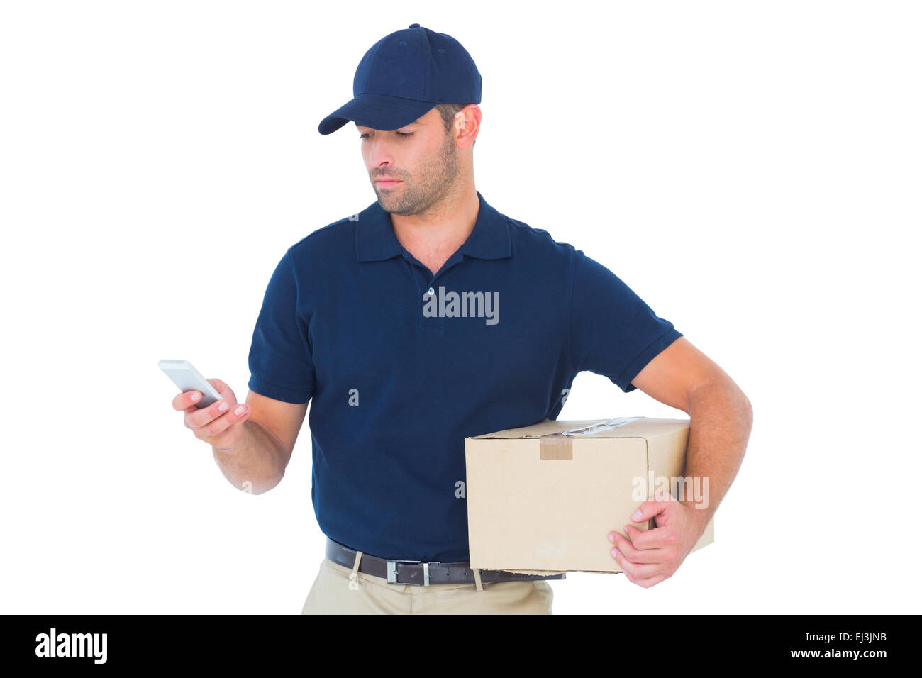 Lieferung Mann mit Handy Paket mit gedrückter Stockfoto