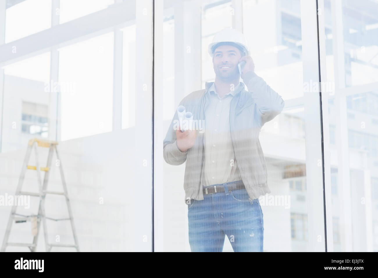 Architekt mit Handy im Büro Stockfoto