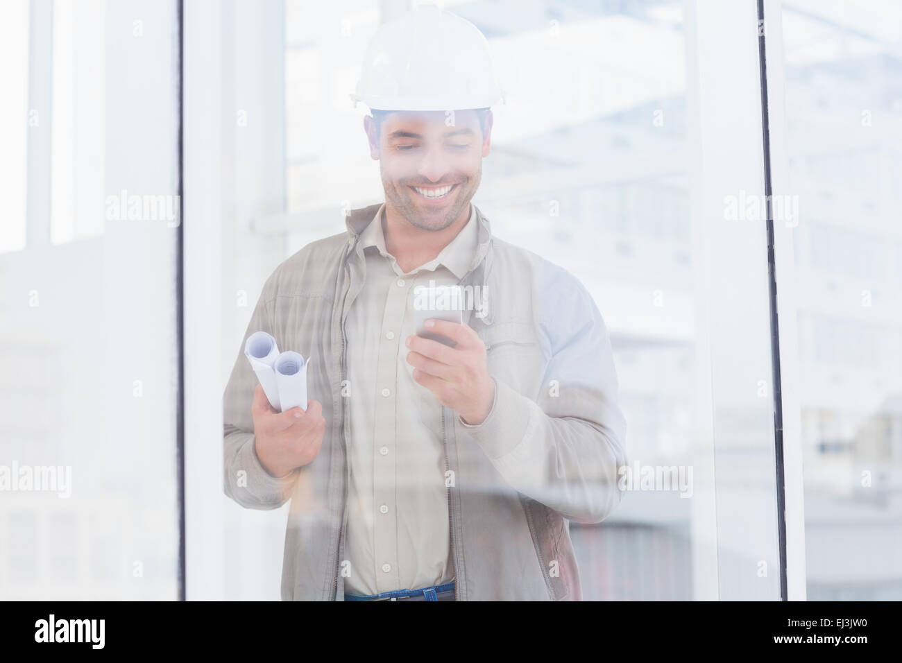 Architekt mit Handy im Büro Stockfoto