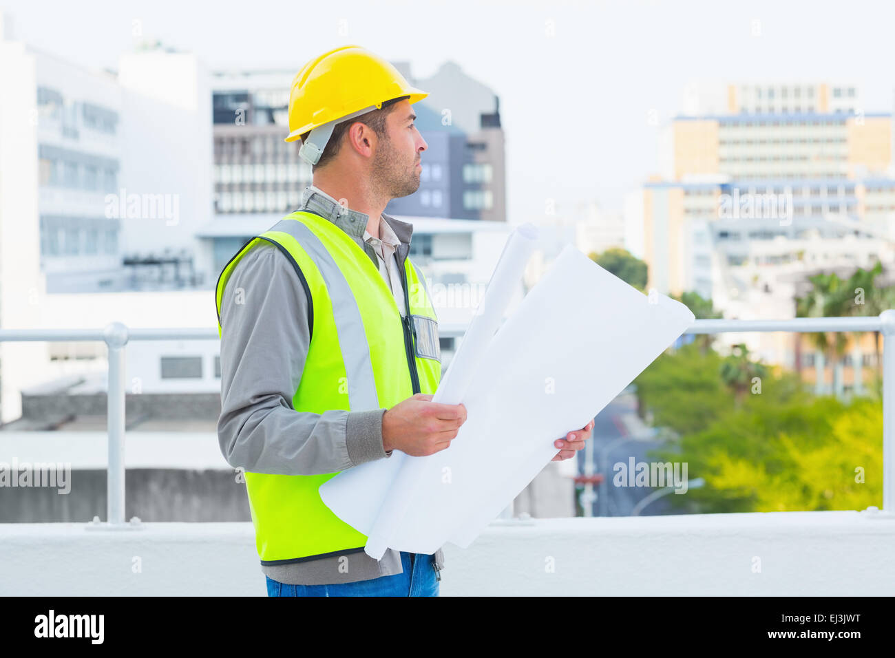 Architekt in Schutzkleidung Baupläne im Freien halten Stockfoto