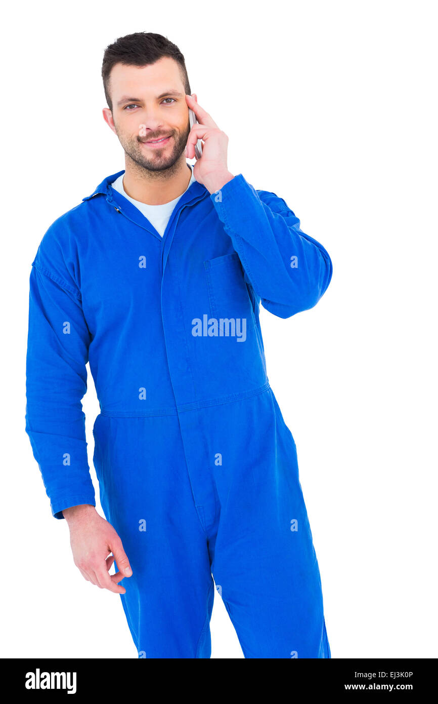 Lächelnde männlichen Mechaniker mit seinem Mobiltelefon Stockfoto