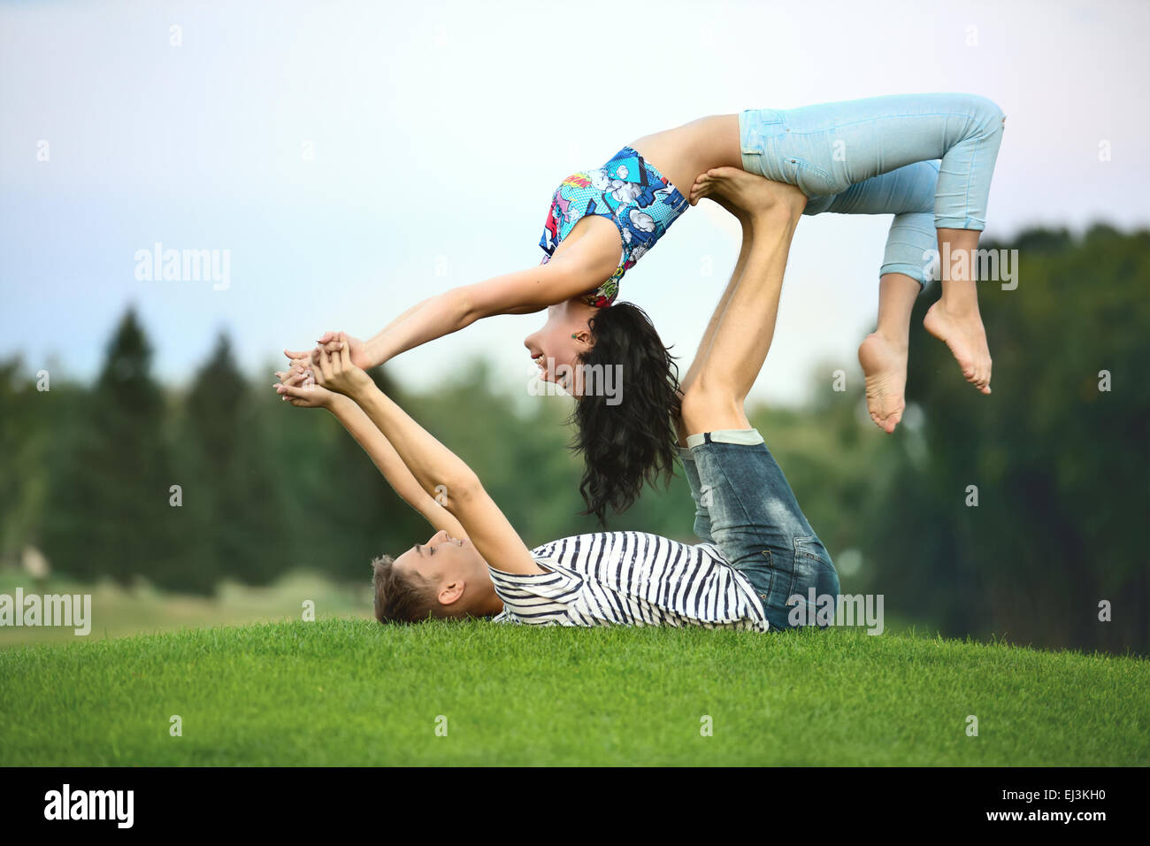 Mann und Frau auf dem Rasen Stockfotografie Alamy