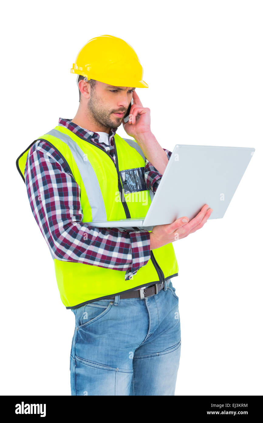 Handwerker auf dem Handy mit laptop Stockfoto