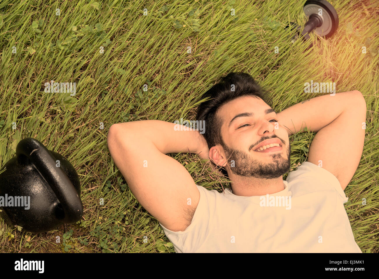 Porträt des jungen sportlichen Männermodel Lachen nachdem Sport Zeitfilter warm und ein Linseneffekt angewendet Stockfoto