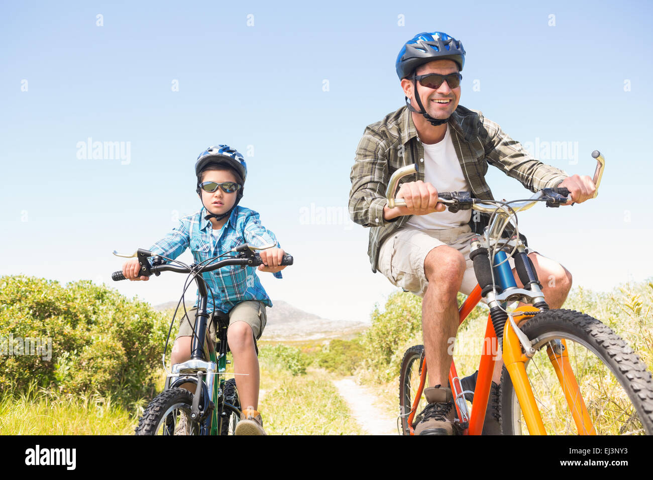 Vater und Sohn durch Berge Radfahren Stockfoto