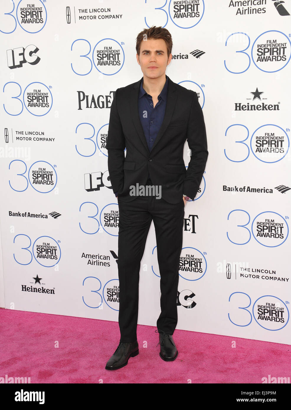 SANTA MONICA, CA - 21. Februar 2015: Paul Wesley bei 30. jährlichen Film Independent Spirit Awards am Strand in Santa Monica. Stockfoto