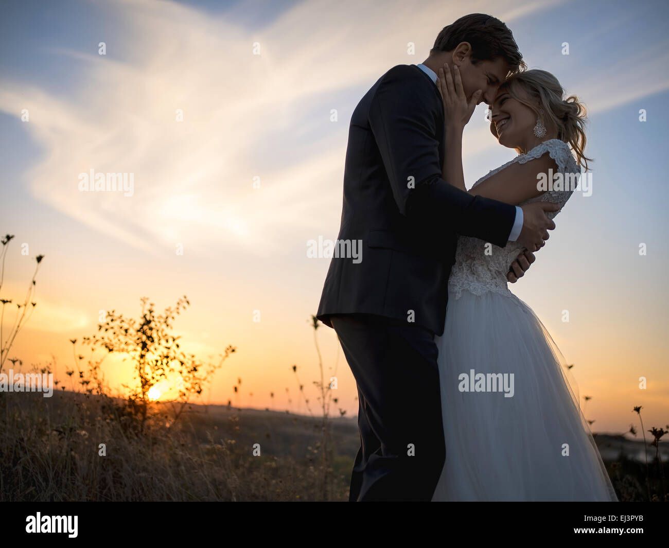 Silhouette des Hochzeitspaar in Liebe Stockfoto
