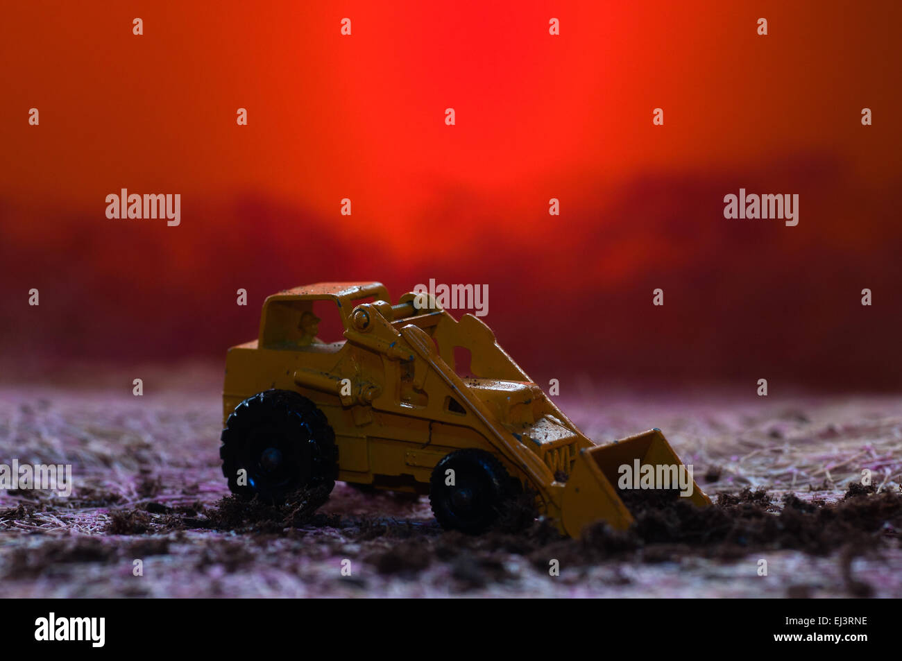 Miniatur Spielzeug Erde Entferner mit Lichteffekten in Studioumgebung Stockfoto