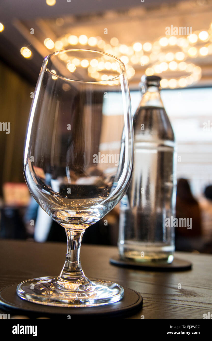 Glas Wasser Reflexion Flaschentisch Durst Stockfoto