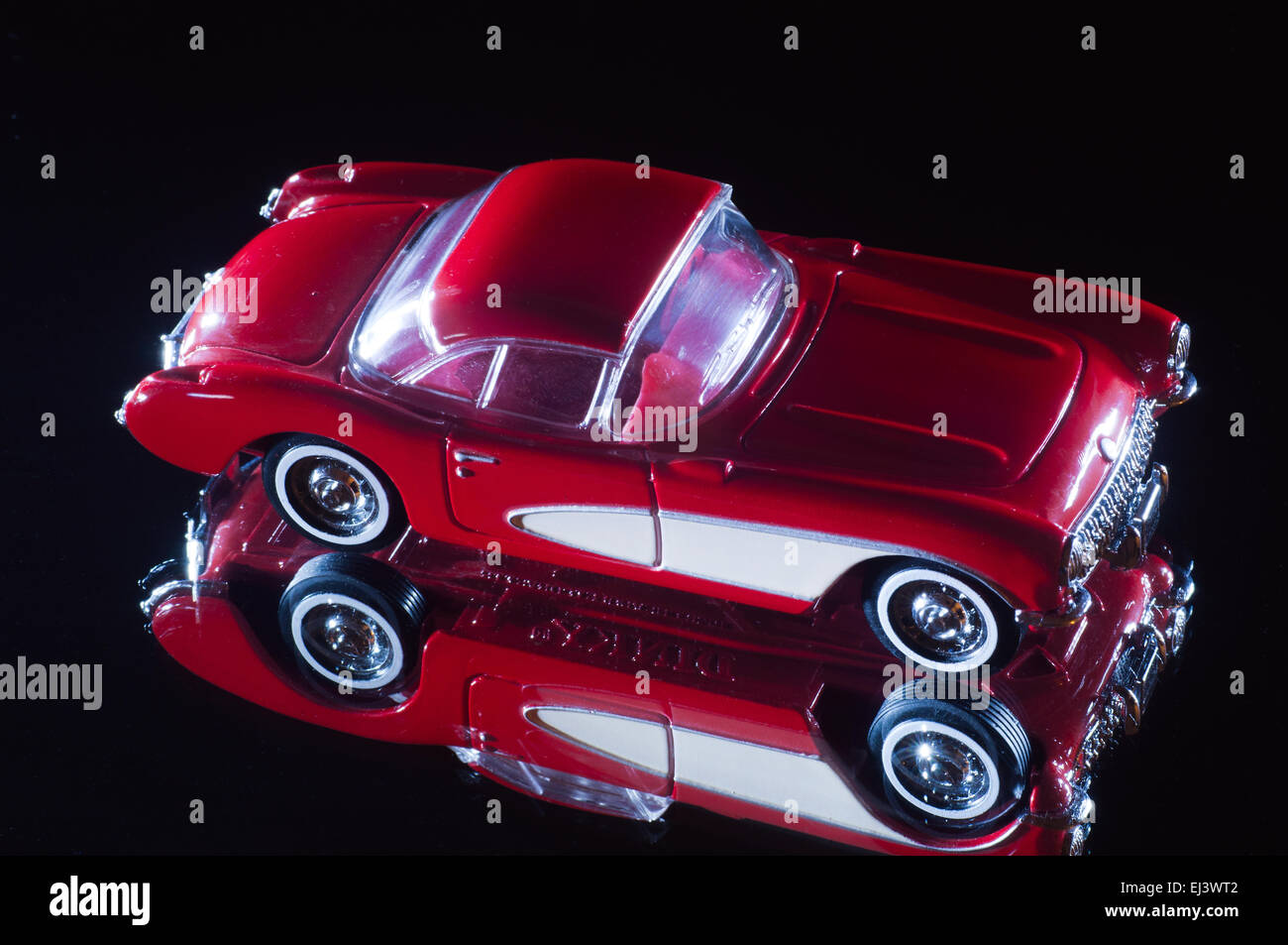 Spielzeug-Corvette in Studioumgebung Stockfoto