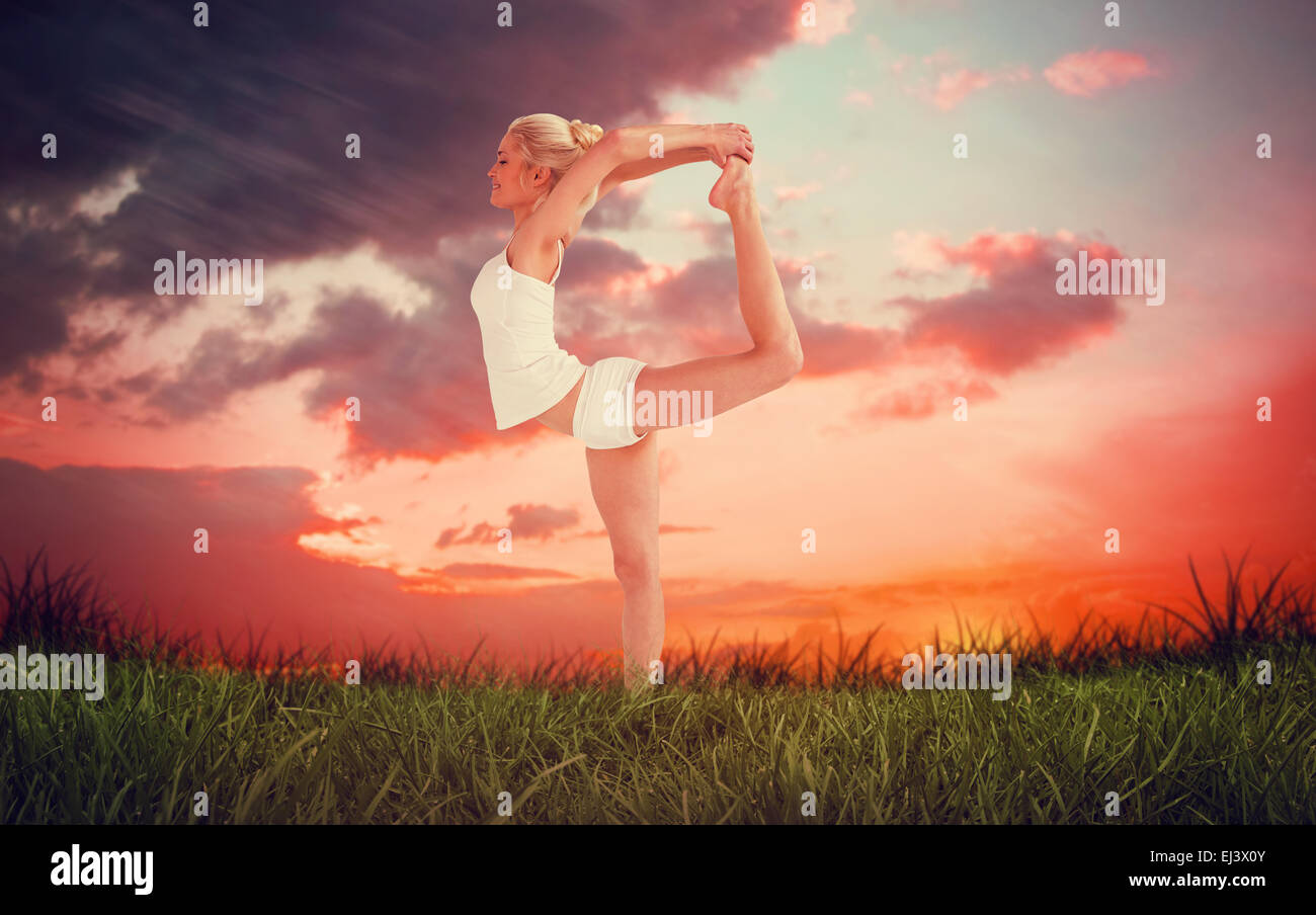 Zusammengesetztes Bild der sportlichen Frau Körper während Balancieren auf einem Bein Strecken Stockfoto