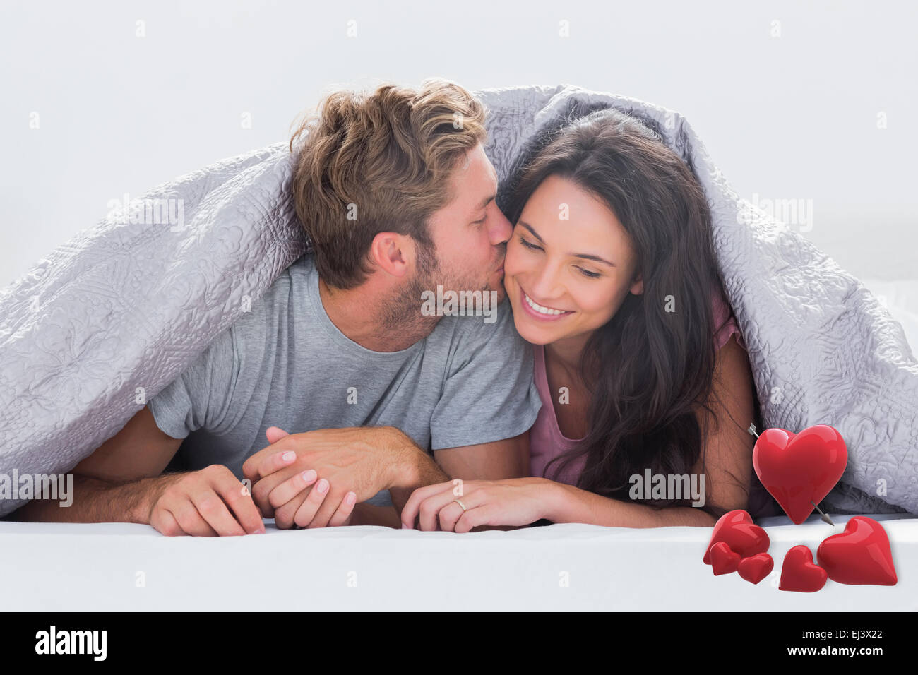 Zusammengesetztes Bild attraktive Mann küsst seine Frau Stockfoto
