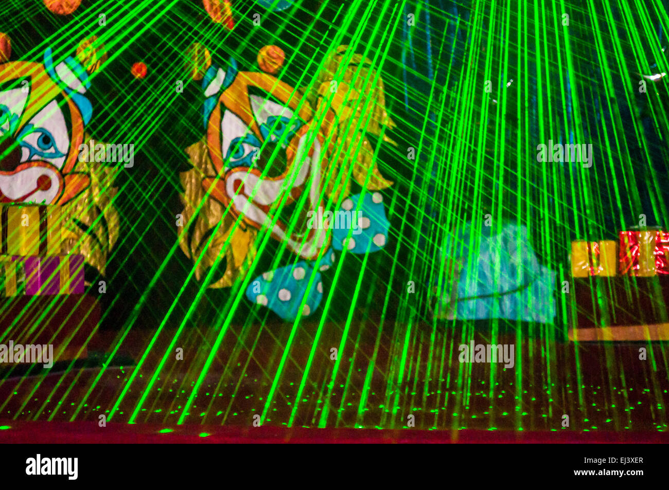 Zirkus Vorhang-Vorhang, der Manege hinter den Kulissen Teil trennt Stockfoto