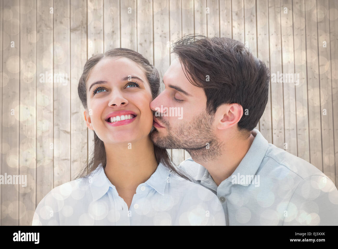 Zusammengesetztes Bild gut aussehender Mann, Freundin auf Wange küssen Stockfoto