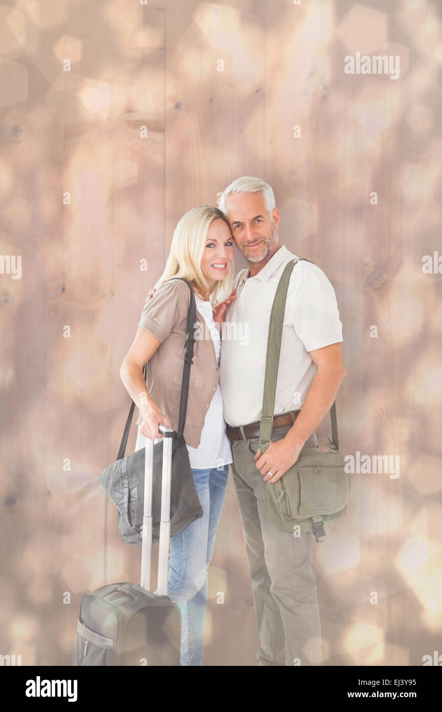 Zusammengesetztes Bild des glücklichen Paares bereit, in den Urlaub fahren Stockfoto