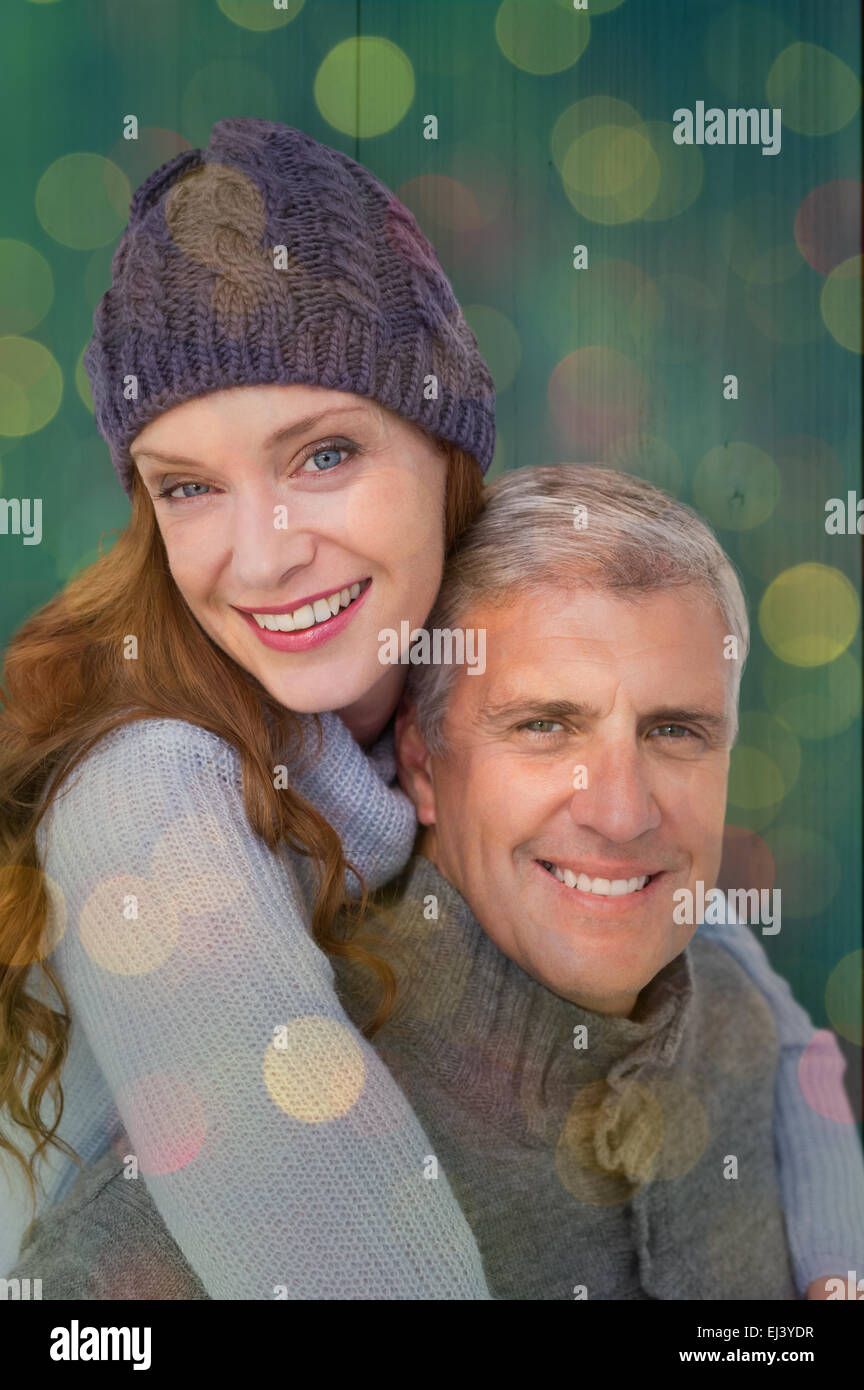 Zusammengesetztes Bild des glücklichen Paares in warme Kleidung Stockfoto