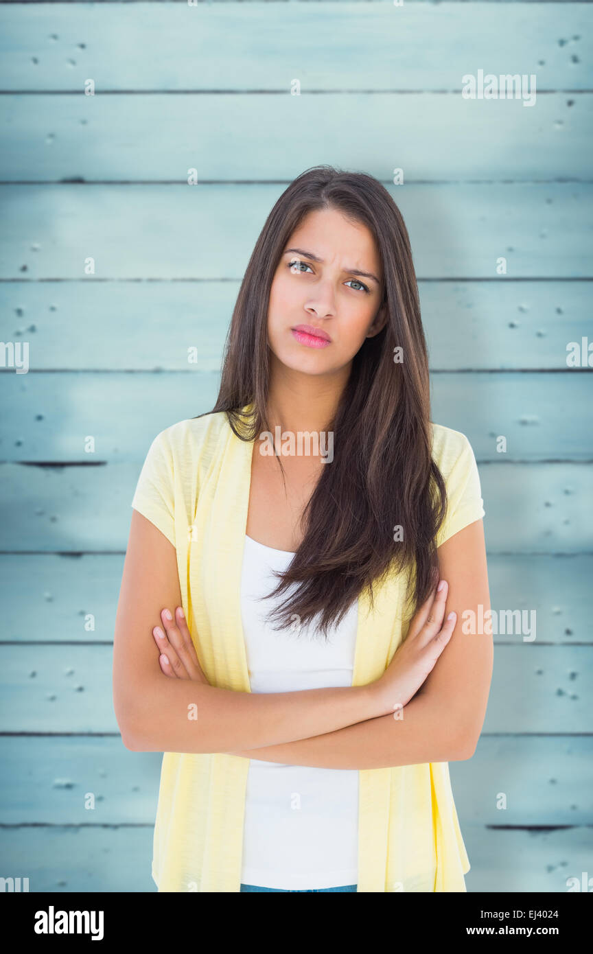 Zusammengesetztes Bild stirnrunzelnd lässige Frau Blick in die Kamera Stockfoto