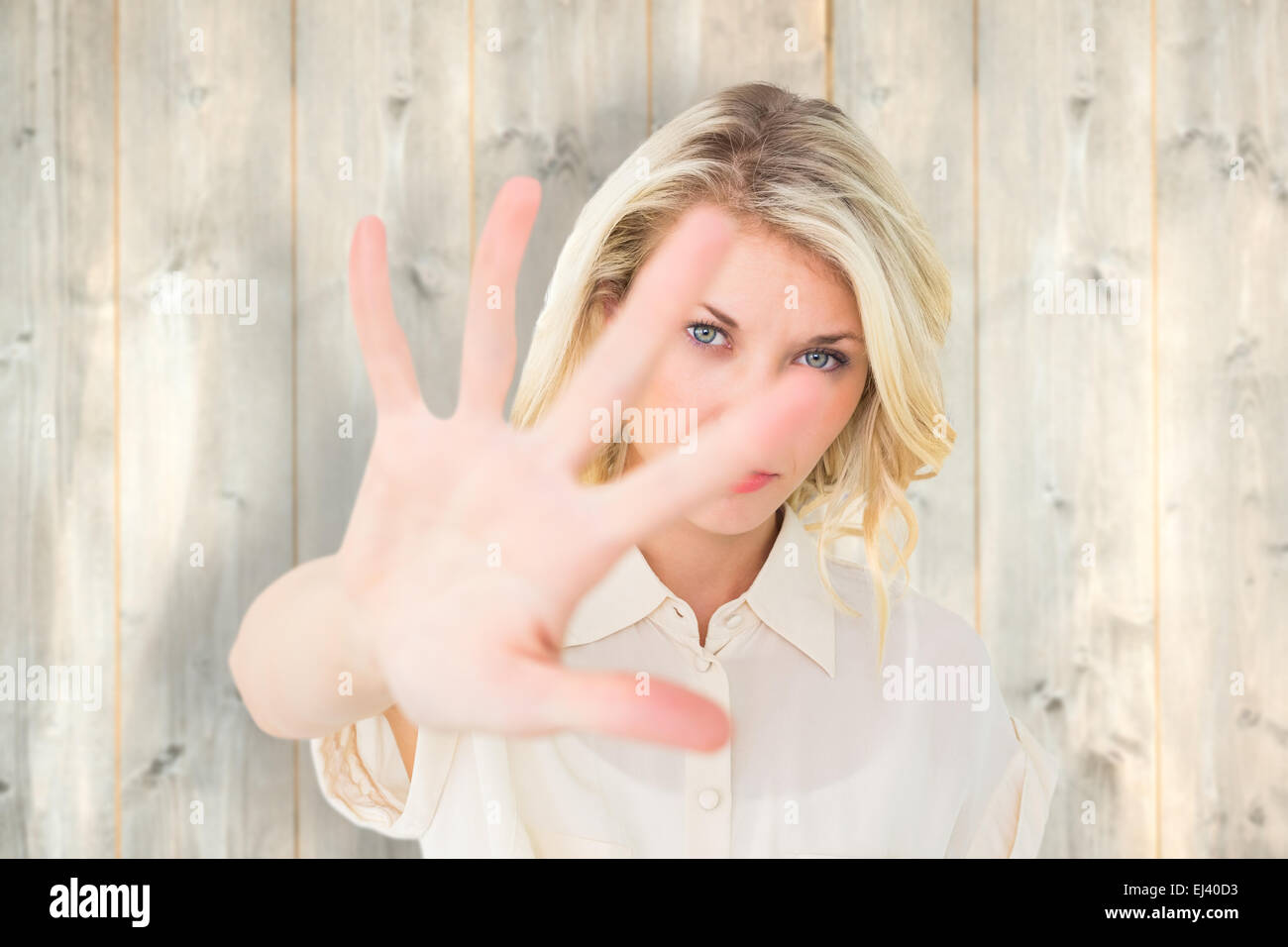 Zusammengesetztes Bild hübsche Blondine an Hand bis zu Kamera Stockfoto