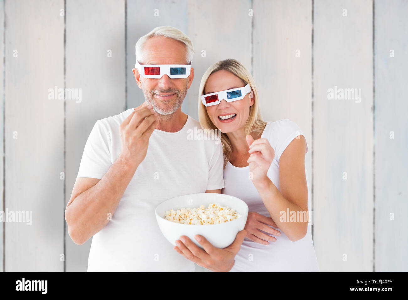 Zusammengesetztes Bild des glücklichen Paares mit 3d Brille Essen popcorn Stockfoto