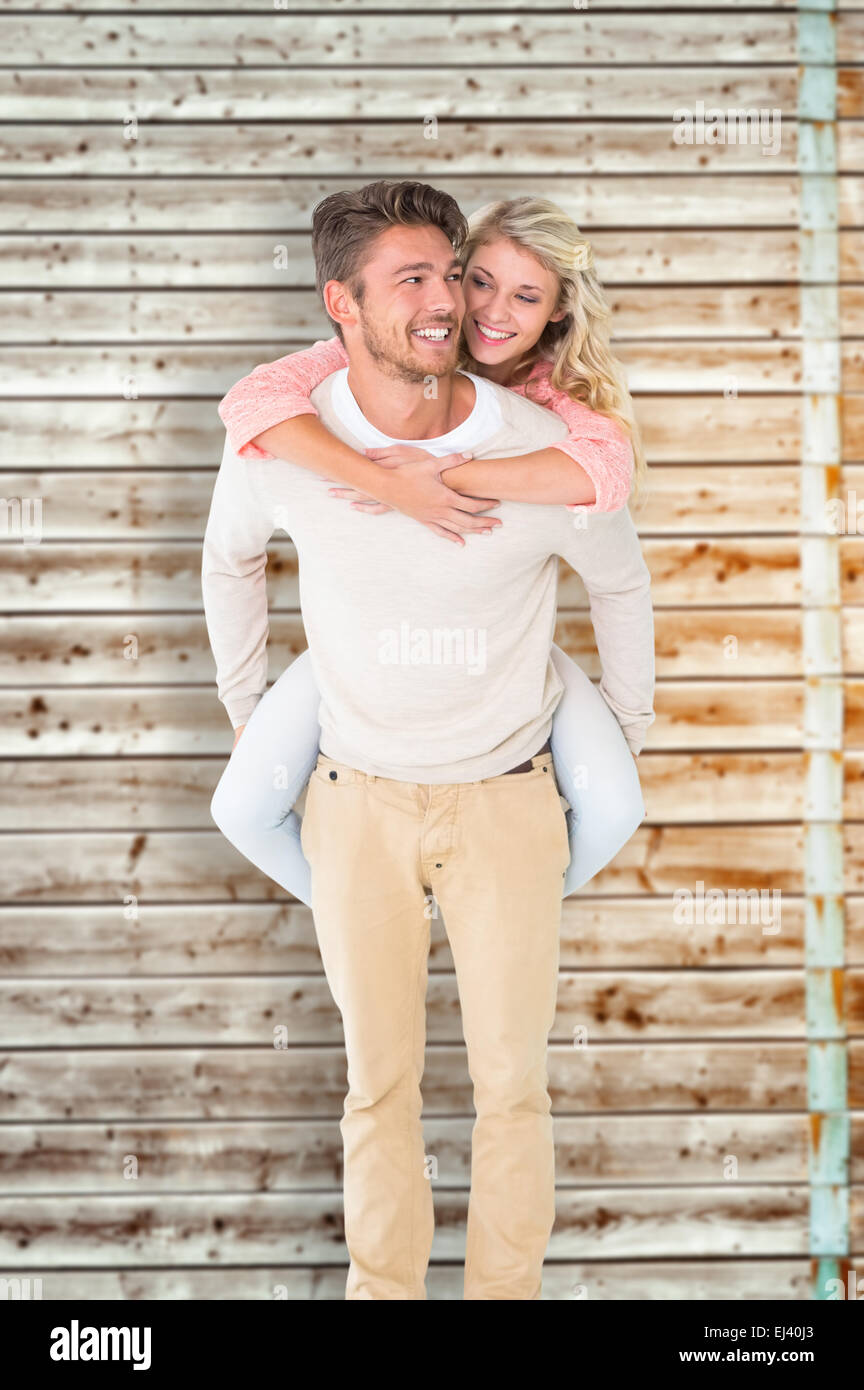 Zusammengesetztes Bild schön Mann geben Huckepack zu seiner Freundin Stockfoto